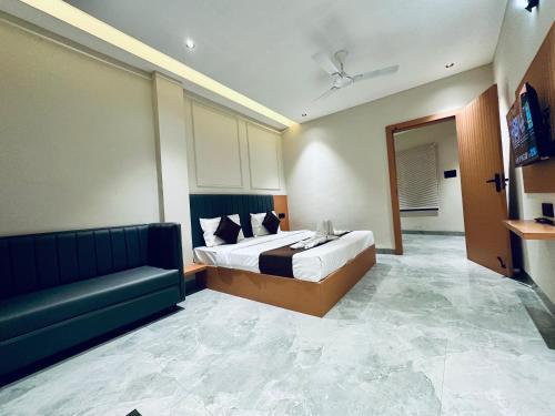 Una cama o camas en una habitación de Hotel Balaji Inn, Ayodhya Bypass