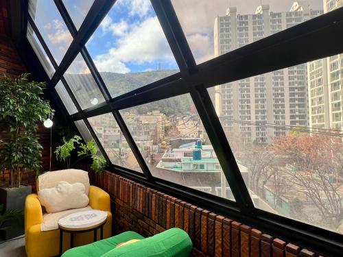 Ein Sitzbereich in der Unterkunft 부산 광안리 비앤비 스테이