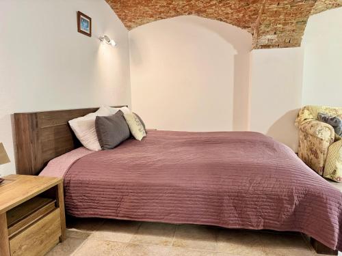 Un pat sau paturi într-o cameră la Vila Kralj