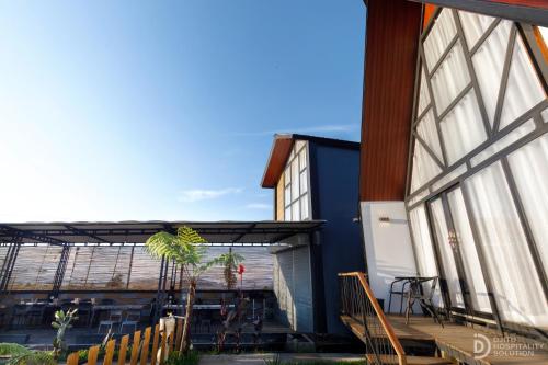 Tòa nhà nơi nhà nghỉ nhỏ tọa lạc