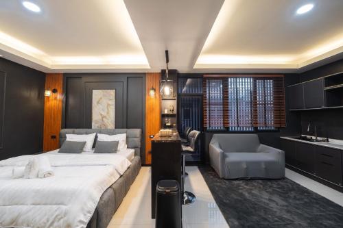 Una cama o camas en una habitación de Delta 9 Phrakanong