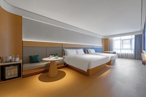 Ένα ή περισσότερα κρεβάτια σε δωμάτιο στο JI Hotel Shanghai Songjiang Wanda