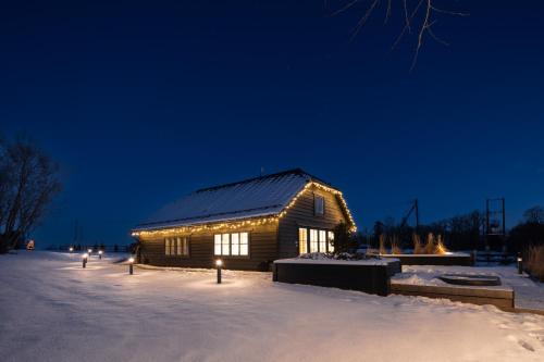 Watermill Resort : مبنى خشبي مضاء في الثلج ليلاً