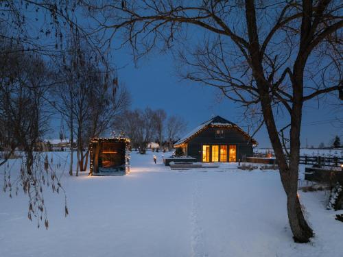 Watermill Resort : كابينة خشب فيها اضاءة في الثلج