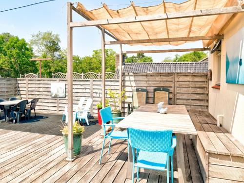 una terraza de madera con mesa y sillas de madera en Stunning apartment in Schoorl, North Hollandâ you can bike to the beach, en Schoorl
