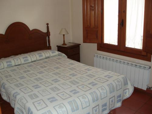 アルネディリョにあるCasa Rural Peñalbaのベッドルーム(ベッド1台、窓付)