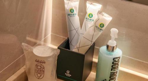 una caja de cepillos de dientes y una botella de enjuague bucal en City Comfort Inn Wuhan Jianghan Road Xunlimen Metro Station, en Wuhan