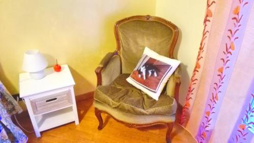 una habitación en miniatura con una silla con una foto en ella en Luna del Belvedere, en Asti