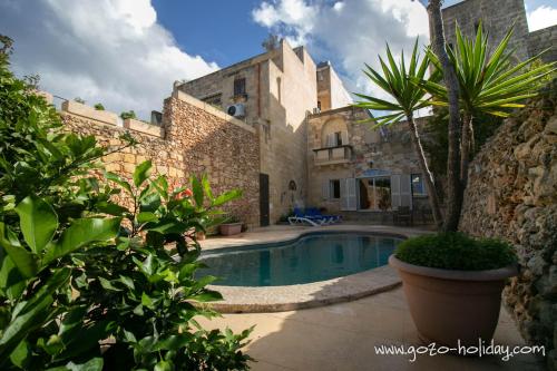 シャーラにあるTal Fjuriの建物前のスイミングプール付き住宅