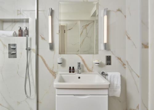 Et badeværelse på Arlington House Apartments