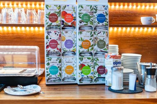 Příslušenství pro přípravu čaje a kávy v ubytování ARTHOTEL Herrsching