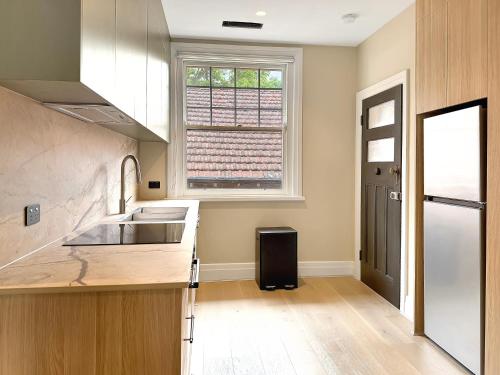 Køkken eller tekøkken på The Edward Residences, Quiet Luxury 3 bed condo