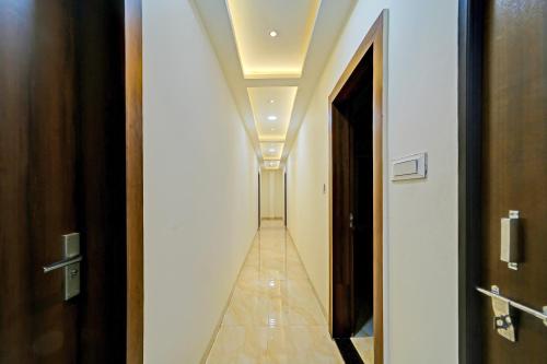 Un pasillo con techo y un pasillo largo. en FabHotel SS Inn, en Indore