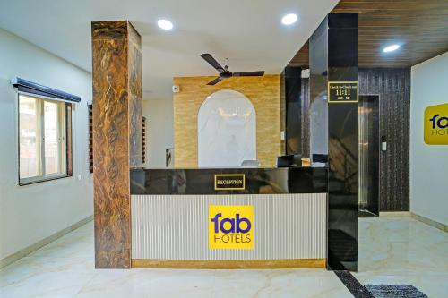 El vestíbulo de un hotel con el cartel de Ahi Hotels en la pared. en FabHotel SS Inn, en Indore