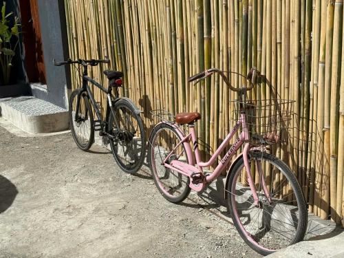 twee fietsen staan naast een muur geparkeerd bij Bonbon Beach House in Liloan
