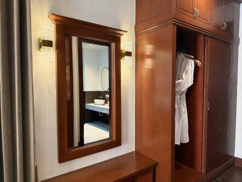 a bathroom with a mirror and a sink at Madison Crown Hotel in Angeles