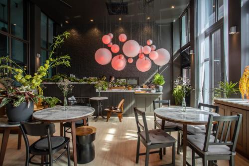 Restaurace v ubytování Blu Monkey Boutique Naiharn Beach