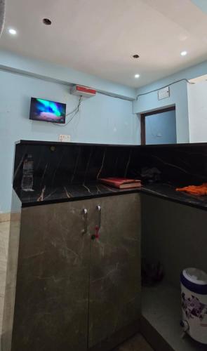 Una cocina con encimera negra en una habitación. en Royal inn, en Patna