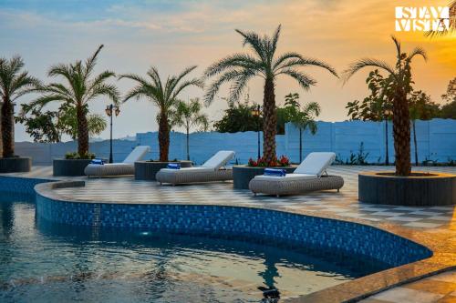 Swimmingpoolen hos eller tæt på StayVista at Saya Infinity with Pool, Lawn