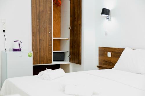 Кровать или кровати в номере Kissamia Rooms - Next to Night Clubs