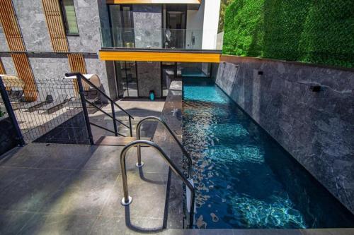 Swimmingpoolen hos eller tæt på Orla