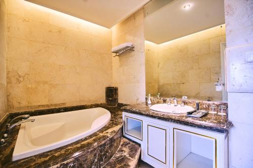 Un baño de Horison Resort Tulip Puncak