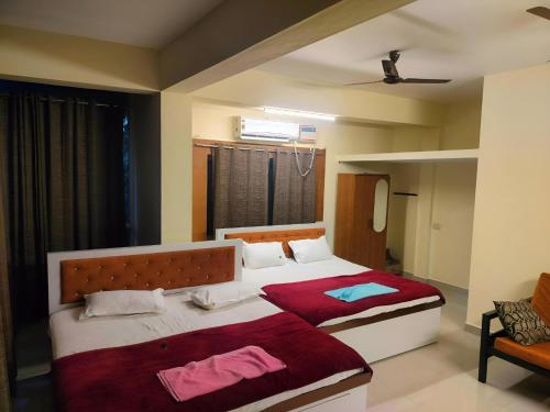 イェーラギリにあるGlass House Yelagiriのベッド2台と窓のある寝室