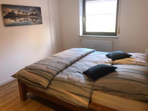 Postel nebo postele na pokoji v ubytování Ferienwohnung Lechwiese Lechbruck Allgäu Ostallgäu