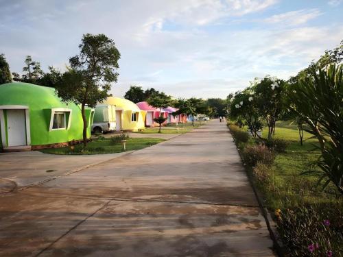 uma rua com uma fila de casas móveis em Eskimo Resort em Ban Pa Kruat