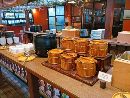 een tafel met een stel potten en pannen bij Birds and Bees Resort in Pattaya South