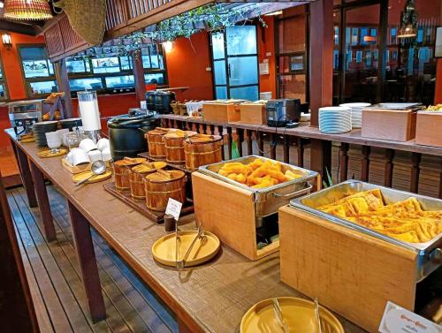 een buffetlijn met diverse gerechten in bakjes bij Birds and Bees Resort in Pattaya South