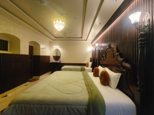 En eller flere senge i et værelse på Shree Jyotirlinga Heritage INN