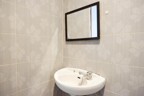 Et badeværelse på RedDoorz at Solo Baru