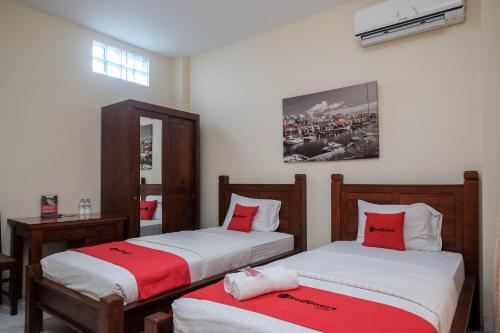 En eller flere senge i et værelse på RedDoorz at Solo Baru