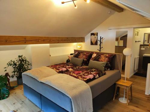 una camera da letto con un letto grande in una stanza di Caro´s Landblick a Marktleugast