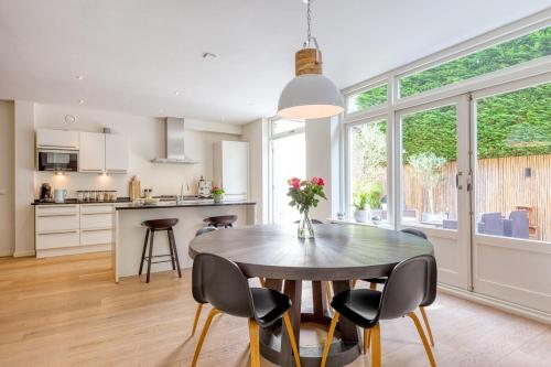 a kitchen and dining room with a table and chairs at TOP location 2 bedroom groundfloor home with garden in The Hague
