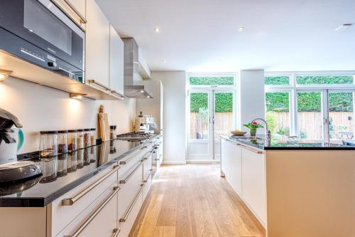 Køkken eller tekøkken på TOP location 2 bedroom groundfloor home with garden