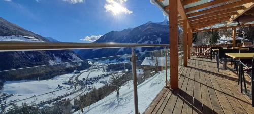 een balkon met uitzicht op een met sneeuw bedekte berg bij Großstahlhof Mountain & Panorama View in San Giovanni in Val Aurina