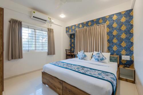 En eller flere senge i et værelse på Hotel Royal Manyata