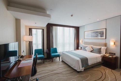 Giường trong phòng chung tại Grand Soluxe Zhongyou Hotel Shenzhen