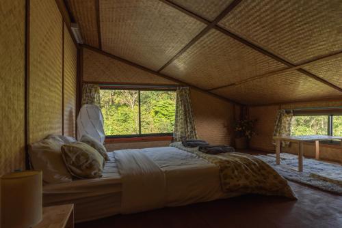 une chambre avec un lit dans une pièce avec une fenêtre dans l'établissement ไร่ชาดอยอินทนนท์, à Ban Yang Khun Wang