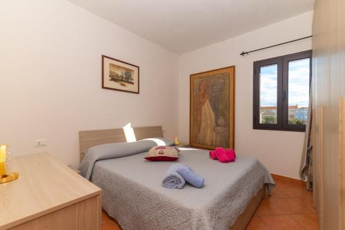 um quarto com duas camas com toalhas em Pupureddu con Terrazza ad Olbia em Olbia