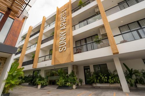 ein Gebäude mit einem Hotelschild darauf in der Unterkunft Sunny Aparts 1 by Betterplace in Canggu