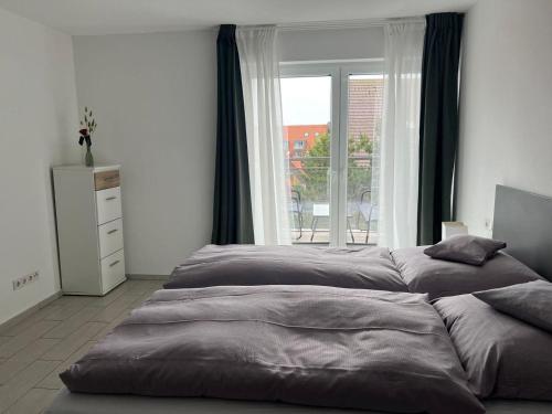 En eller flere senge i et værelse på Strandhaus Rose Apartement 31
