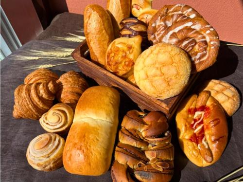 un montón de diferentes tipos de pasteles en una mesa en ANA Crowne Plaza Hotel Kushiro by IHG, en Kushiro