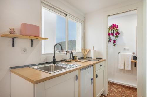 una cocina con fregadero y ventana en Estudio Sierra Nevada, en Güéjar-Sierra