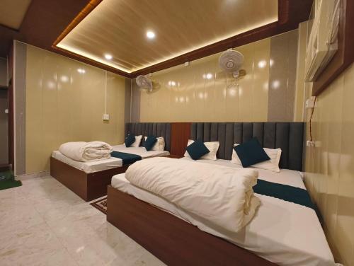 Una cama o camas en una habitación de Raja Palace