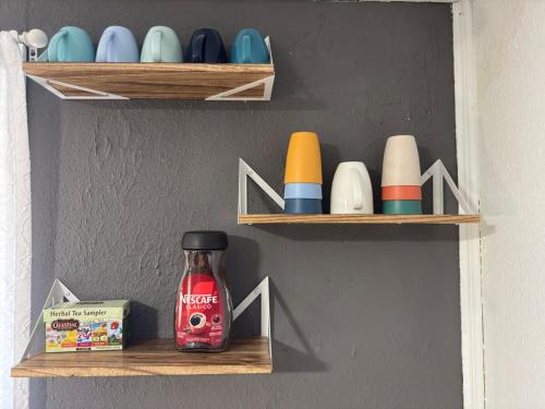 Příslušenství pro přípravu čaje a kávy v ubytování Cozy Room with Private Entrance and Patio near Denver