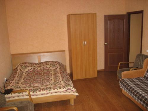 カリーニングラードにあるApartment Leninskiy 20のベッドルーム1室(ベッド1台、椅子1脚、ドア付)