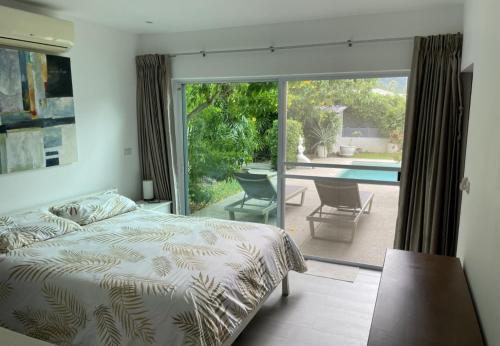 En eller flere senge i et værelse på Tropical 3BR Private Pool Jungle Home Villa